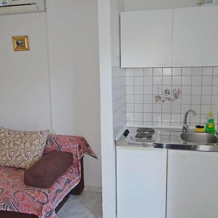 Apartments Tomislav - 120 M From Beach Donji Okrug  Екстериор снимка