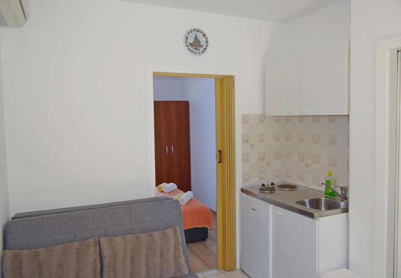Apartments Tomislav - 120 M From Beach Donji Okrug  Екстериор снимка